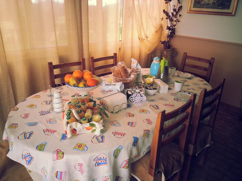 La Finestra Sul Cortile Bed & Breakfast Pomezia Bagian luar foto